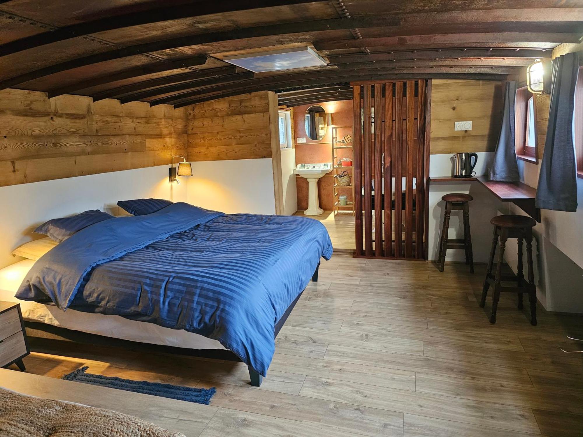 Hotel en barco La Peniche Mathurin - Insolite Sur L'eau Saint-Omer (Pas-de-Calais)